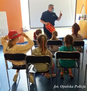 Spotkanie policjantów z dziećmi w MDK-U