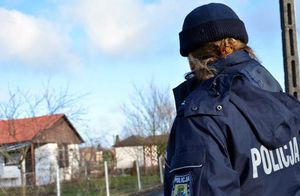 Policjant umundurowany podczas kontroli ogródków działkowych