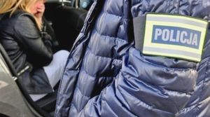 Policjant kryminalny z kobietą zmuszaną do prostytucji