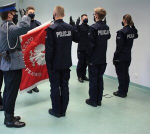 Policjanci  składają ślubowanie w obecności komendanta miejskiego
