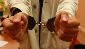 kajdanki na rękach zatrzymanego