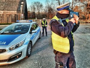 Umundurowany policjant ruchu drogowego podczas działań na drodze