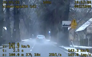 zdjęcie z videorejestratora - samochód jedzie drogą w dole wyświetlona prędkość 141 km/h
