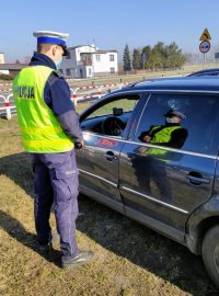 Policjanci ruchu drogowego podczas działań kontrolnych na drodze