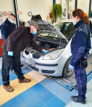 Policjanci WRD umundurowani podczas szkolenia na stacji diagnostycznej