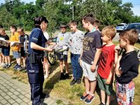 Policjanci egzaminują 10 latków ubiegających się o kartę rowerową