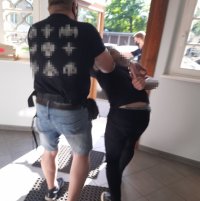 Zatrzymani do rozboju mężczyżni. Doprowadzani przez umundurowanych policjantów