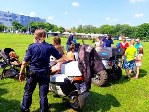 Policjanci na Wakacyjnym Pikniku Rodzinnym