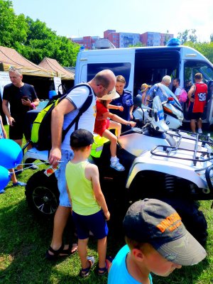 Policjanci na Wakacyjnym Pikniku Rodzinnym