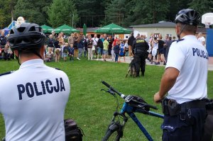 tyłem policjanci na rowerach na drugim planie tłum ludzi