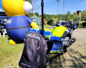 policjanci razem z dziećmi na pikniku - obok radiowozy i motocykle