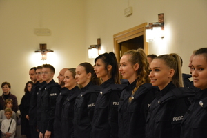 Zdjęcie przedstawia ślubowanie nowych policjantów.