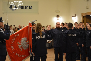 Zdjęcie przedstawia policjantów podczas ślubowania,