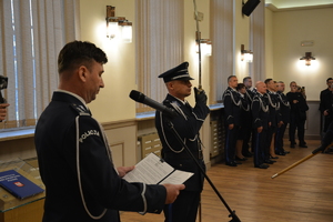 Zdjęcie przedstawia policjantów podczas ślubowania,