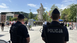 policjanci zabezpieczają zgromadzenie