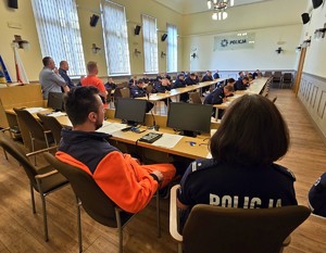 Zdjęcie przedstawia policjantów piszących test.