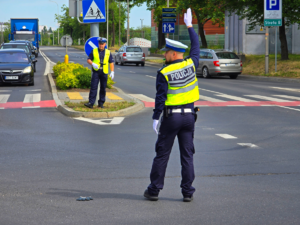 policjant kieruje ruchem na skrzyżowaniu