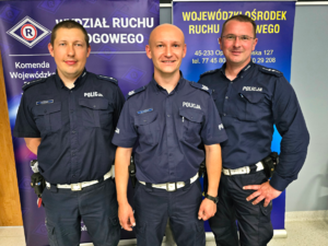 3 policjanci stoją obok siebie