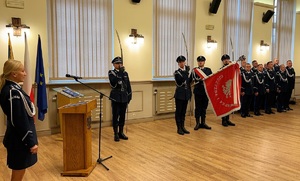 Poczet sztandarowy, przełożeni policjantów i goście na sali