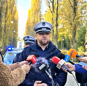 Zdjęcie przedstawia policjantów w czasie briefingu prasowego.