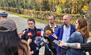 Zdjęcie przedstawia policjantów w czasie briefingu prasowego.