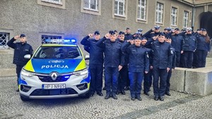 Zdjęcie przedstawia policjantów oddających honor.