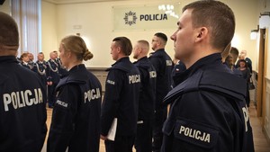 Zdjęcie przedstawia policjantów w trakcie uroczystej zbiórki.