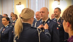 Zdjęcie przedstawia policjantów podczas wręczania medali