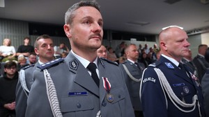 Policjant z medalem.