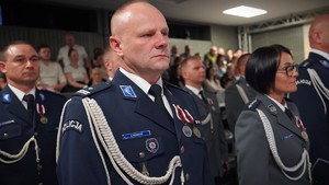 Policjant z medalem.