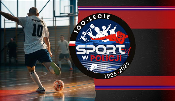 policjant w stroju sportowym podczas gry w piłkę nożną halową