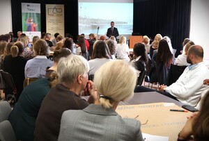 zdjęcie kolorowe: konferencja.