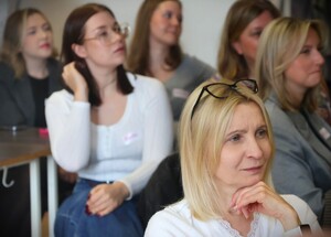 zdjęcie kolorowe: konferencja.