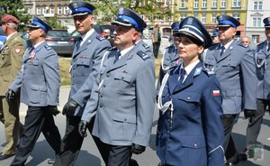 komendanci miejscy, kadra kierownicza i policjanci maszerują ulicami miasta