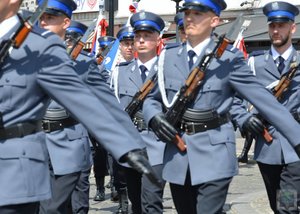 komendanci miejscy, kadra kierownicza i policjanci maszerują ulicami miasta