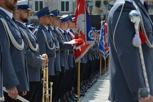 policjanci z pocztów sztandarowych stoją w szeregu