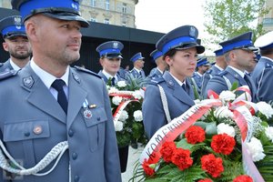 policjanci z pocztu, w środku policjantka z wieńcem w rękach