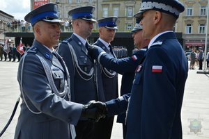 komendanci wręczają policjantom odznaczenia