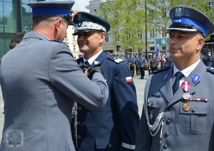 Policjanci odbierają medale od związków zawodowych