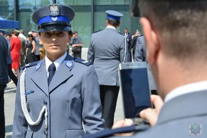 Po uroczystościach. Policjanci stoją obok siebie do wspólnego zdjęcia