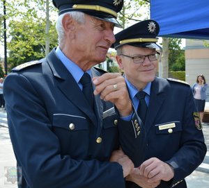 Czescy policjanci stoją obok siebie i oglądają przebieg uroczystości