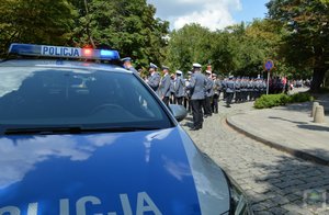 koniec pochodu. Na pierwszym planie radiowóz