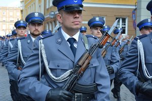 policjanci maszerują miastem w poczcie sztandarowym