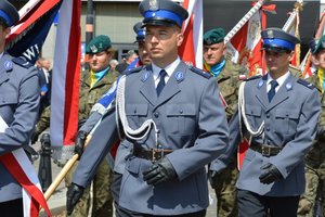 policjanci maszerują miastem w poczcie sztandarowym