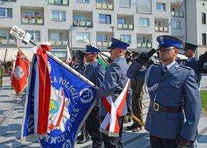 poczet sztandarowy KWP oddaje honor na placu apelowym