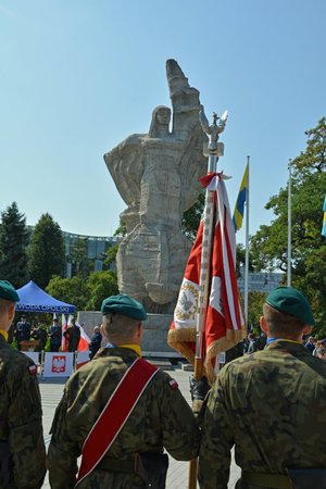 poczet sztandarowy wojska polskiego na tle pomnika bojowników o polskość śląska