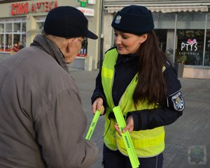 policjanci rozdają odblaski na ulicach Opola i rozmawiają z mieszkańcami o bezpieczeństwie