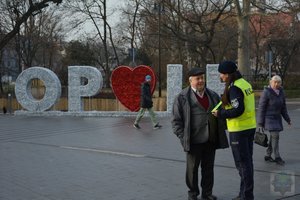 policjanci rozdają odblaski na ulicach Opola i rozmawiają z mieszkańcami o bezpieczeństwie
